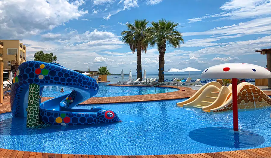 Çocuk havuzu, sonsuzluk havuzu ve deniz görünümü - aile-otelleri - Elbis Hotel Altınoluk