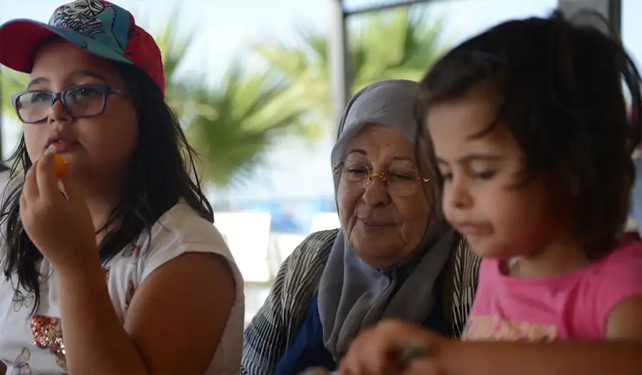 Yemek yiyen iki çocuk Elbis Hotel Altınoluk Aile oteli - aile-otelleri  