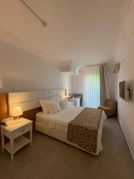 Altınoluk Elbis Otel Junior Oda yatak görünümü